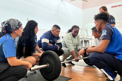 Nieve junto a compañeros y amigos durante una cátedra en la Universidad de Guayaquil.