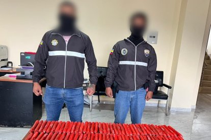 Armas, municiones, dinamita y frascos con mercurio fueron incautados durante un allanamiento en el barrio San Pedro del cantón Yantzaza.