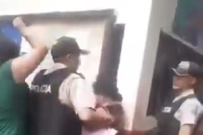 En un video que se viralizó en redes sociales se observa a la mujer siendo agredida por varios ciudadanos, incluso ante la presencia de la Policía.