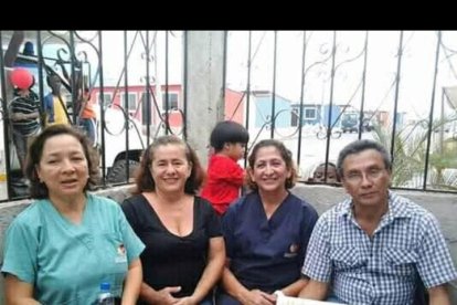 GLORIA GUERRERO CON MÉDICOS EN BRIGADA EN SOCIO VIVIENDA
La lideresa barrial con el personal médico que llegó a Socio Vivienda 2 en 2013.06/03/2026