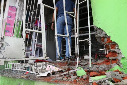 Los ataques a negocios por no pagar ‘vacunas’ también empujan a ciudadanos a buscar países seguros.