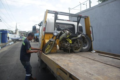 La motocicleta quedó sobre el puente y posteriormente fue retirada por agentes de tránsito para ser llevada hasta el Centro de Retención Vehicular.