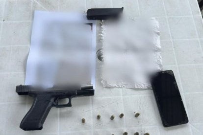 Evidencias incautadas durante la aprehensión en Borbón: pistola Glock calibre 9 mm, cargador con municiones, teléfono celular y panfletos con amenazas de extorsión.