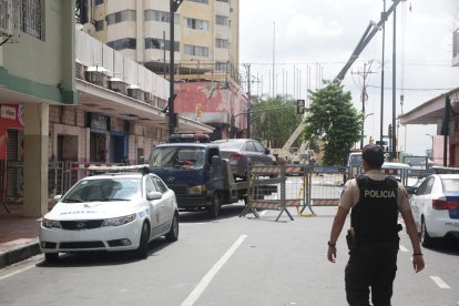 Personal de seguridad y bomberos supervisa el operativo de recuperación de automotores.
