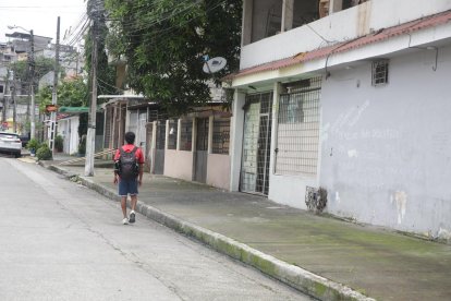 Agentes policiales acudieron a la ciudadela Quisquis, en el norte de Guayaquil, tras un ataque armado que dejó dos personas fallecidas y once heridas durante la madrugada.