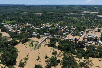 Vista aérea de San Gregorio muestra caminos, viviendas y cultivos bajo el agua tras el desbordamiento de los ríos.