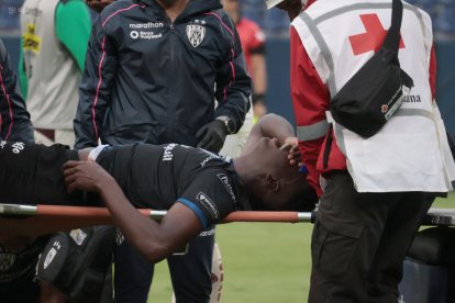 Jean Arroyo fue retirado en camilla.