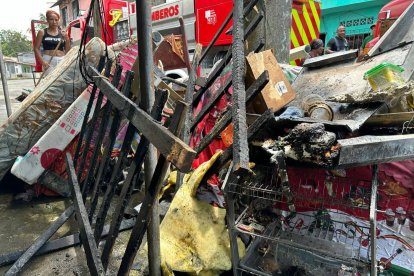 Entre los escombros y pertenencias calcinadas, los bomberos y vecinos observan el impacto del incendio que dejó a una familia sin hogar en El Blanquito.