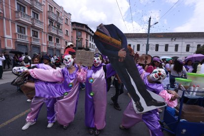 Algunas chicas fueron vestidas como payasos y mostraron actos irónicos.