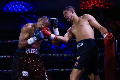 El colombiano Dinamita arremete con un uppercut durante un intercambio en el combate.
