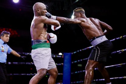 Delgado conecta un jab preciso al rostro de Mina durante un intercambio en el combate.