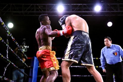 Perea conecta un gancho al hígado de Morales durante un intercambio en el combate.