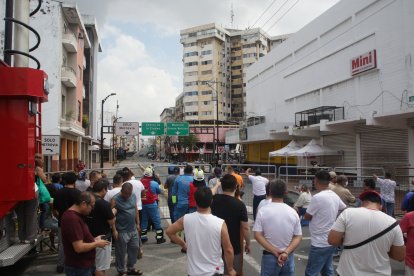 Los afectados se mantuvieron pendientes de las labores de retiro de sus automotores.