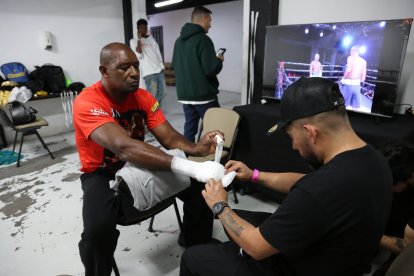 Como en infinidad de veces hizo en su carrera, Beber Espinoza se puso los vendajes para subir por última vez al ring.