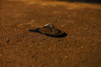 Varias zapatillas sin par quedaron tiradas en la calzada a pocos metros donde ocurrieron los disparos.