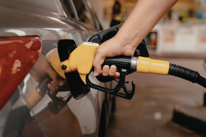 El sistema de bandas limita el aumento mensual de combustibles al 5 %, pese al fuerte incremento del precio internacional del crudo.