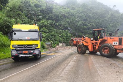 Labores de limpieza se hicieron en la vía Alóag - Santo Domingo.