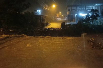 Las tormentas afectaron viviendas, destruyeron tramos de carreteras y dejaron comunidades incomunicadas en los cantones Pangua y La Maná.