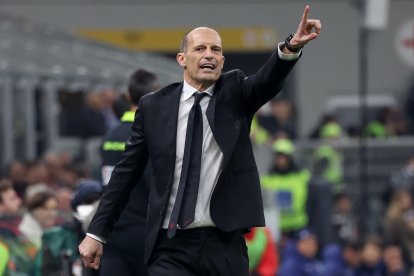 Massimiliano Allegri dirigieno en el partido entre AC Milan and FC e Inter de Milán en el estadio Giaseppe Meazza.