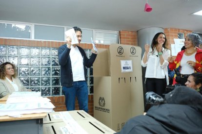 Fotografía tomada de la cuenta en X @IvanCepedaCast del senador de izquierdas Iván Cepeda (c) antes de votar este domingo, en Bogotá (Colombia).