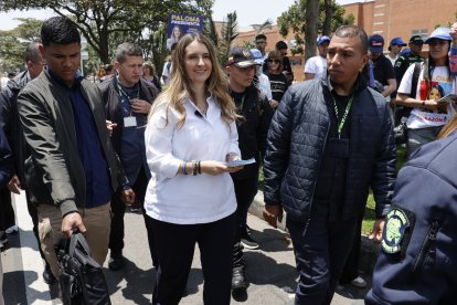 La senadora y candidata del Centro Democrático a la presidencia de Colombia, Paloma Valencia, camina durante una jornada de campaña este domingo, en Bogotá