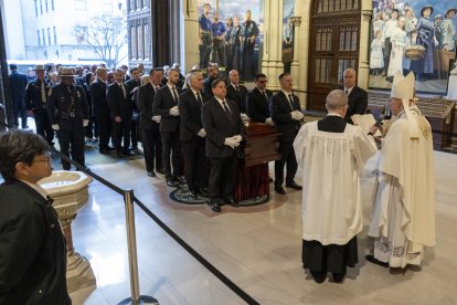 Algunas personas faltaron a sus empleos para despedirse de William Anthony Colón Román (1950-2026), a quien el mundo de la música conoció como Willie Colón