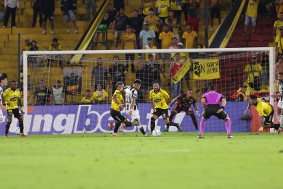 Barcelona abrió el marcador contra Botagofo con gol de Héctor Villalba en el estadio Monumental.
