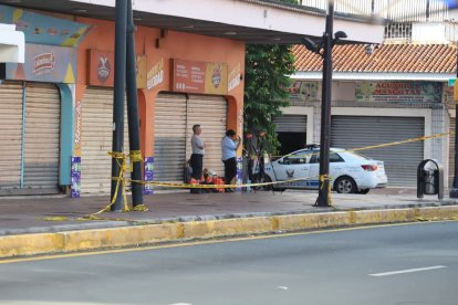 Curiosos se detienen en la calle Chile para observar el operativo tras el incendio que afectó al Multicomercio.