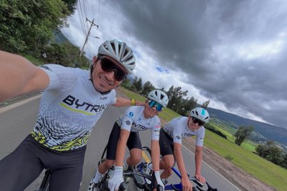 Matías (c) junto al Patrón durante uno de los entrenamientos en la carretera.Los acompaña Luis Monteros, también integrante del Best PC.