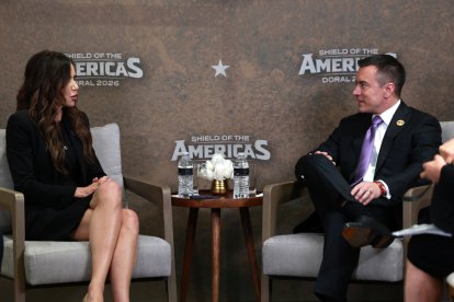 Fotografía cedida por la Presidencia de Ecuador que muestra al presidente de Ecuador, Daniel Noboa (d), hablando con la secretaria de Seguridad Nacional de los Estados Unidos, Kristi Noem (i)