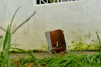 El hecho se registró fuera de una tienda. En el sitio dejaron una vela en referencia a las víctimas.