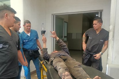 Agentes llevaron a la ciudadana al hospital del Guasmo para que reciba atención médica.