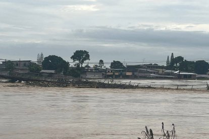 El puente colgante está a punto de irse con la creciente.