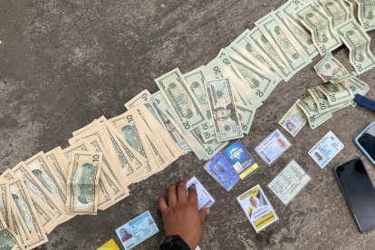 Parte de la evidencia decomisada por los militares.