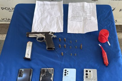 Entre las evidencias incautadas constan un arma de fuego, municiones, cuatro celulares, dos artefactos explosivos y panfletos con mensajes extorsivos.