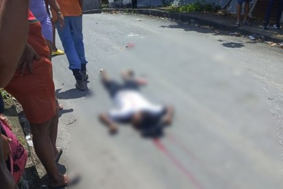 El cuerpo de un joven permanece tendido en la calle del sur de Esmeraldas, mientras vecinos y curiosos observan con temor el nuevo hecho violento.