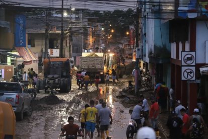 Las familias retiraron en camionetas los enseres que no fueron afectados por el agua.
