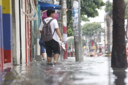 Ciudadanos hacía malabares para cruzar las calles, en el norte de Guayaquil.