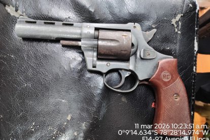 Esta pistola la encontraron en el local del cubano.