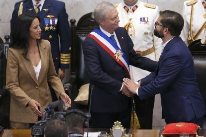 El ultraderechista José Antonio Kast (c), la nueva presidenta de la cámara alta, Paulina Nuñez (i) y el presidente saliente Gabriel Boric (d), participan durante la ceremonia de investidura este miércoles, en Valparaíso (Chile).