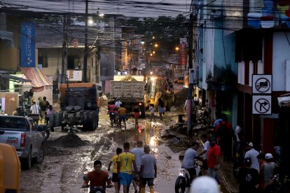 Maquinaria pesada interviene en las vías de Balao para retirar la palizada arrastrada por el desbordamiento.