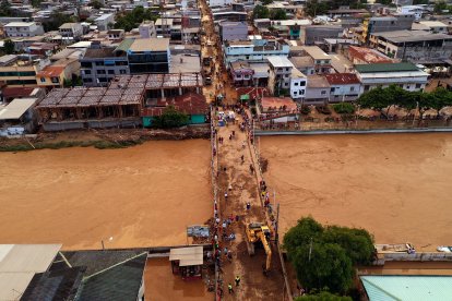 Personal de la Prefectura del Guayas realiza labores de limpieza tras el colapso de un puente en el sector.