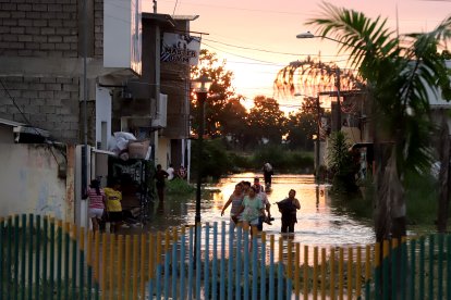 Habitantes de Balao rescataron sus enseres en camionetas ante el incremento del nivel del agua en sus viviendas.