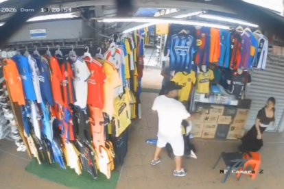 8 de marzo. Un paseo comercial. Un falso cliente fue captado golpeando y robando a una comerciante dentro de un local.