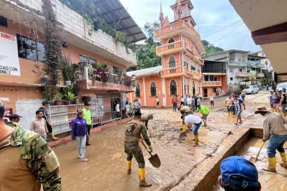 Las personas siguen en las tareas de limpieza.