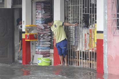 Dueños de comercios y compradores sufrieron porque el agua, en algunos locales, ingresó hacia el interior, complicando las actividades.