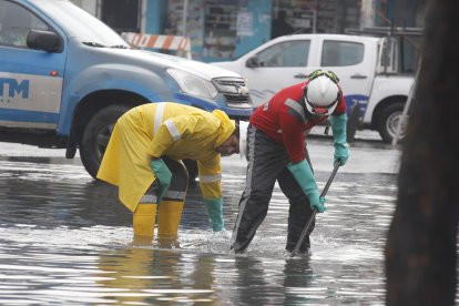 Trabajadores de Emapag EP e Interagua realizaron trabajos para drenar el agua.