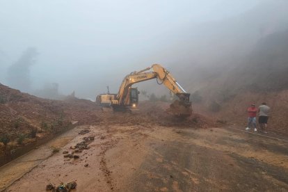 Las lluvias registradas en el cantón Sozoranga provocaron varios derrumbes en vías.