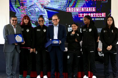 Fiore (segunda a la izquierda) con su nuevo look, en la presentación de la plantilla de Dragonas IDV