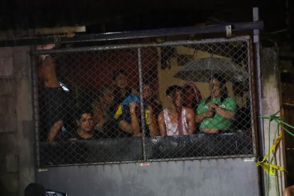 Los vecinos observaban la búsqueda desde sus ventanas.